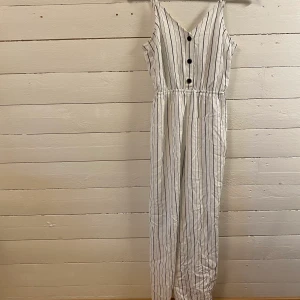 Jumpsuit från hm - Aldrig använd med prislapp kvar!
