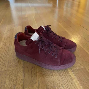  - Säljer mina älskade vinröda eytys ace i mocka!! Limited edition utgåva som inte finns att köpa längre!!