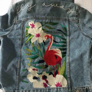  - Säljer denna urballa jeansjacka som jag köpt i Berlin då den tyvärr har blivit lite för liten för mig! Den ser vintage och cool ut och är i fint skick. Köparen betalar frakt 📦🥰