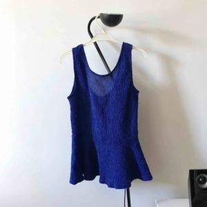 Topp - Jättefin topp från Vero Moda. Bra skick! Går ner lite i ryggen. Frakt på 44kr tillkommer om den ska skickas!