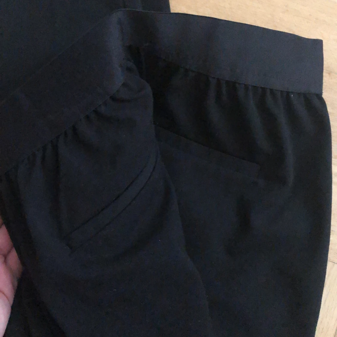 Svarta kostymliknade byxor - 91