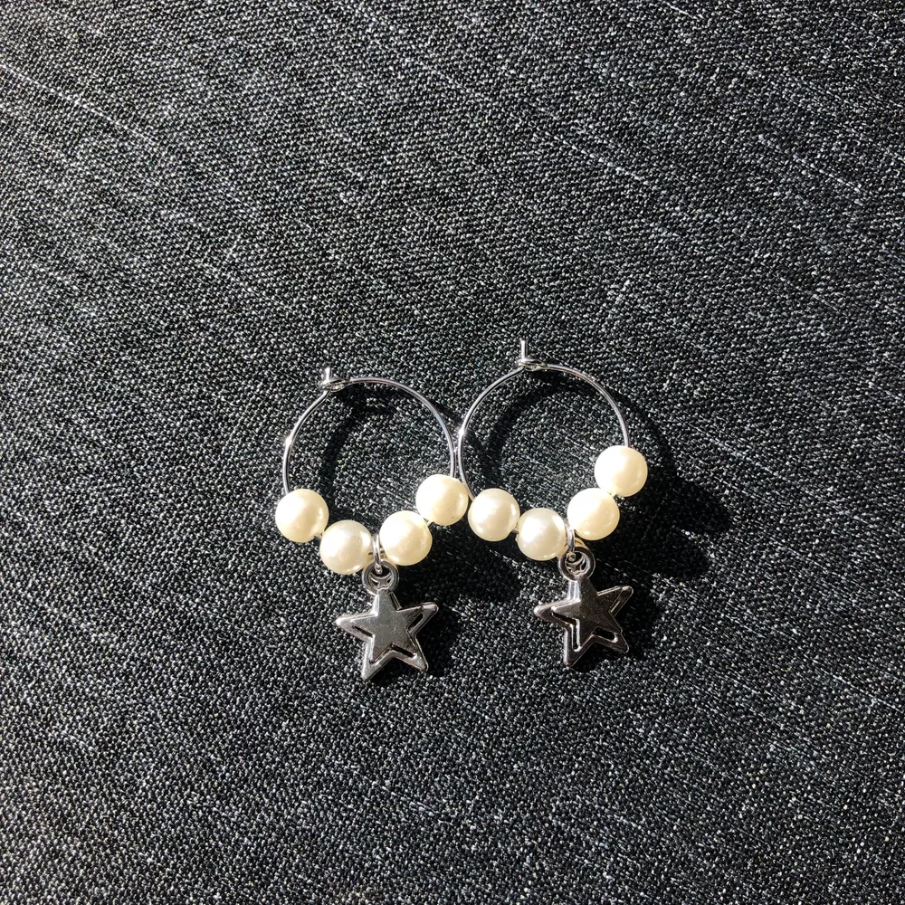 Handgjorda oanvända ringörhängen med pärlor och två olika typer av stjärnor🌟🌟 60kr inklusive frakt💞. Accessoarer.