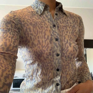 Transparent Leopardskjorta - Ursnygg unik meshskjorta i leopard 🐆   