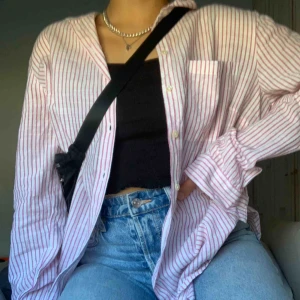  - Helt oanvänd(!!) superfin skjorta! Perfekt nu till sommaren😍🙌🏽 trendig och går att stylea på många sätt. Köpare står för frakt🥰
