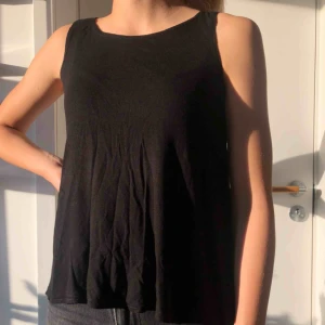  - Superskönt svart basic linne. Lite längre på sidorna! Passar mig som har strl XS/S! 💞
