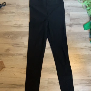 Svarta byxor - Sköna byxor i storlek s men jah skulle säga att dom passar bättre i xs.