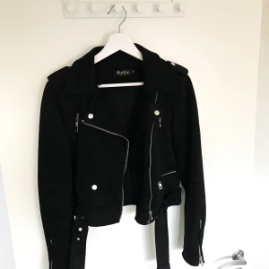 Mockajacka + pälsväst - Mockajacka och pälsväst från Chelsea i Göteborg. Använda 1-2ggr, storlek Small, två hundar finns i hemmet.  350kr för mockajackan, 200kr för pälsvästen. Kan säljas separat men helst i par.  Köparen betalar frakt 🌞