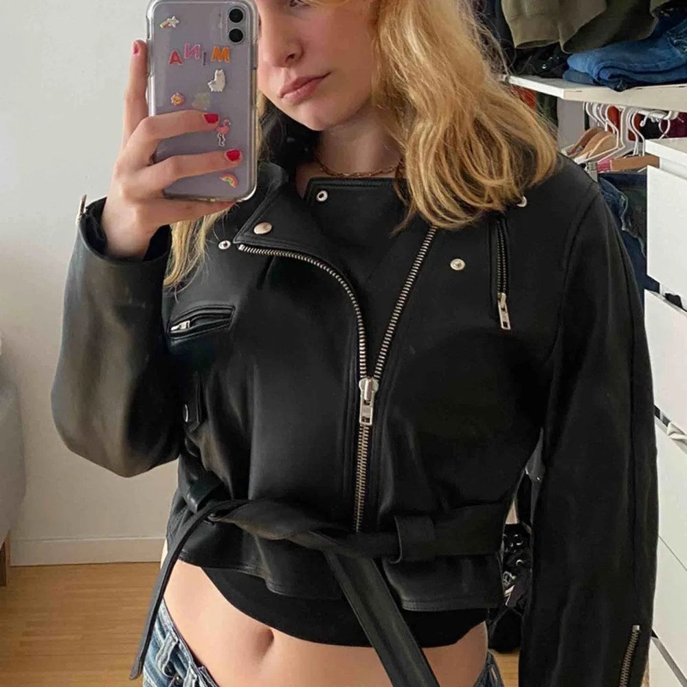 great cropped leather jacket. it’s barley worn and in great condition 💖. Jackor.