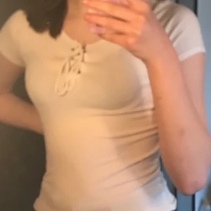 Snygg tröja från hollister 💓 - Cool vit tröja med korsband på framsidan, följer kroppen bra och är ganska tunn så perfekt till sommaren eller ha instoppat till ett par byxor!🥰