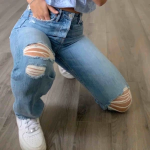  - Säljer dessa snygga jeansen från GRLFRND, storlek 24w passar xs. Nypris 3300kr, högsta bud eller köp nu för 