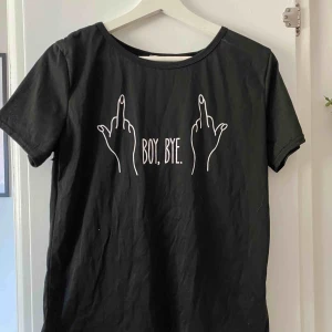  - Wave it in his face, tell him boy bye 👋🏼 Säljer denna T-shirt, hur ball är den inte? 😍 kommer dock inte till användning, storlek M använd 1 gång❣️ Betalas med swish och köparen står för frakten 