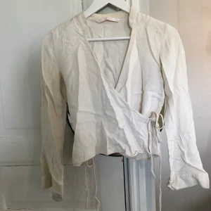 Vit omlottblus  - Vit omlottblus från zara. (Skrynklig på bilden) men sitter väldigt fint på. Köparen står för frakten 💓