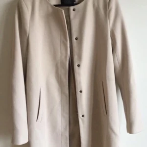 Kappa Only - Beige kappa från Only, nyskick