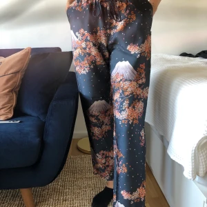 Byxor från Maison Scotch - Färgglada byxor från Scotch and soda (Maison Scotch). Snörning i midjan, fickor på framsidan. Storlek S. Finns att hämta i Lund/Malmö annars tillkommer frakt 