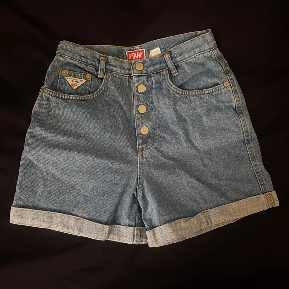 Jättecoola högmidjade vintage shorts! Älskar dem men de har blivit för små :( I mycket fint skick! . Shorts.