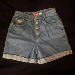 Jättecoola högmidjade vintage shorts! Älskar dem men de har blivit för små :( I mycket fint skick! 