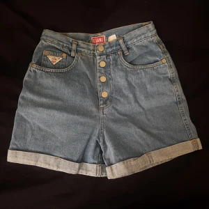  - Jättecoola högmidjade vintage shorts! Älskar dem men de har blivit för små :( I mycket fint skick! 