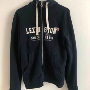 Lexington hoodie - Huvtröja från lexington. Varm, extremt skön och snygg tröja. Sparsamt använd. Köpt för 1100kr💖