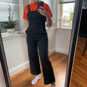  - Hängselbyxor från weekday i jeansmaterial med dragkedja i ryggen 💞 säljer pga lite för små