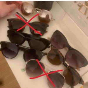 Solglasögon - Min kamera är sönder därav kvalitén... Solglasögon 30kr styck