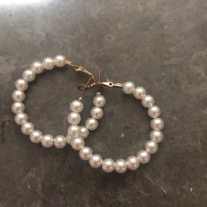 Örhöngen - Supersöta pärlörhängen, inte använd många gånger, bra skick🥰🥰🥰