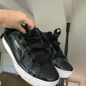 Puma Vikky Platform Ribbon skor - Sjukt fina skor i lack från puma med snyggt skosnöre i siden😍 Fett fina men använder tyvärr inte längre då de inte är min stil🦋 Ganska bra skick ändå👍🏼 Skynda kööööp