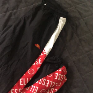Elesse byxor  - Köpt för 699kr, knappt använda så i perfekt nyskick. Säljes då de är tyvärr en aning korta på mig med långa ben och inte riktigt min stil💕