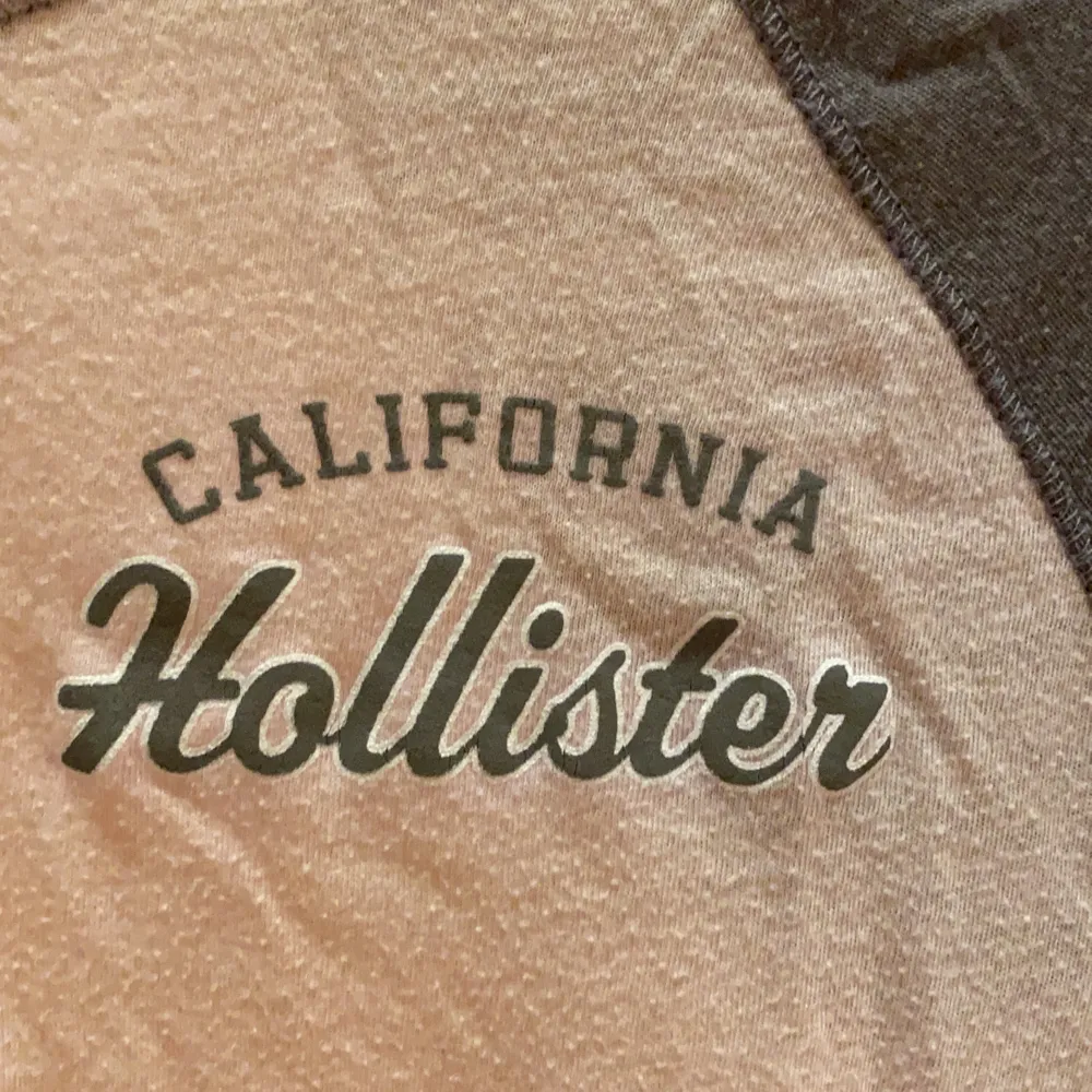 En rosa och grå tröja från hollister i storleken xs, exklusive frakt. Tröjor & Koftor.