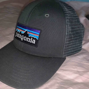 Patagonia keps - Intresse koll!!  Omtyckt Patagonia keps 🧢🧢🧢 i mörkgrön färg. Skick 10/10, ser ut som helt ny men använd några gånger 💕💕  Frakt är exkluderat