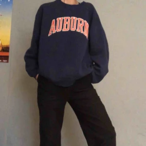 Collegetröja  - Blå collegetröja med orange ”Auburn” tryck. Skulle gissa storlek L men sitter bra på mig som är S. Köpt på beyond retro. Kan mötas upp eller frakta då köparen står för kostnaden. 