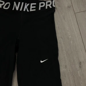 Nike träningstights  - Använda enstaka gånger, precis som nya