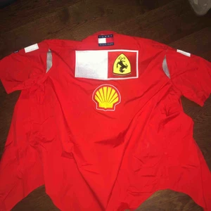  - Vintage skjorta från Tommy Hilfigher x Ferrari i stl XL men kan användas i alla storlekar på olika sätt<3