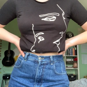 Svart tröja med tryck - Cool svart tröja med ansikten på från KappAhl. Säljer eftersom den tyvärr är för liten för mig🌸🍭✨ frakt tillkommer!!