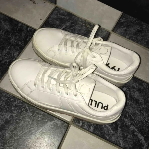 Vita sneakers - Skulle säga 39-40, jätte fint skick. Endast ansvällda 1 gång för dom är för stora💕
