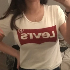 Levis Batwing T-Shirt XS  - Storlek XS, knappt använd, 1 år gammal, säljs pga att den inte används på ett långt tag. Sitter fint ut och instoppat, inget genomskinligt vitt tyg.