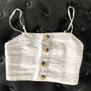  - Vit topp i linne från Gina tricot. Lite använd men ser ut som ny. 20kr frakt tillkommer.