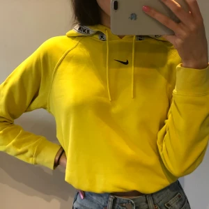 Nike hoodie gul - 💛Härlig gul hoodie från Nike. Knappt använd så är i originalskick. Orginalpris: ca 600kr. Säljer för 200 men priset kan diskuteras💛  Köparen står för frakt eller möts upp i Falun.