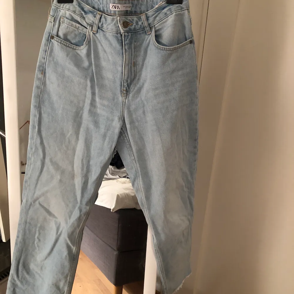 Så snygga jeans från Zara som är i väldigt bra skick men tyvärr för små för mig. Storlek 38.. Jeans & Byxor.