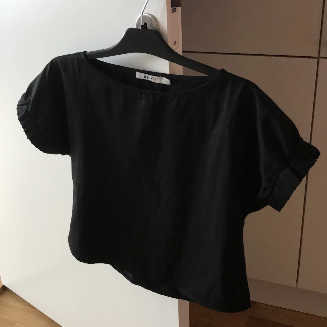 NA-KD Svart party-blus