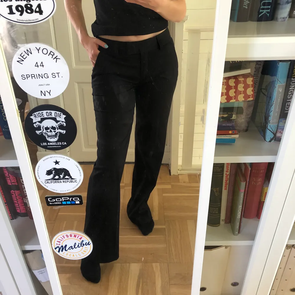 Svarta kostymbyxor från Stockholm LM! Medelhögmidja och rak modell i storlek 36! Jag är 166cm lång och dessa är lite för långa för mig! Bär ofta storlek 36/38 i byxor och dessa passar bra! Kommer från ett djur och rökfritt hem! Köpare står för frakt❤️. Jeans & Byxor.