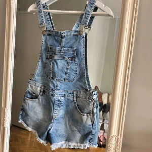  - En as snygg jeans-jumpsuit. Oanvänd, lapp sitter kvar! Något mindre i storleken! Passar även en S. 