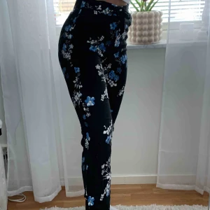  - Perfekta vår och sommar byxor från Gina tricot! Frakt tillkommer.