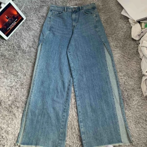Vida jeans - Vida jeans med slits på sidan av benen. Använd fåtal gånger ej trasig någonstans. Säljs för att dem är för små för mig. Köpare står för frakt