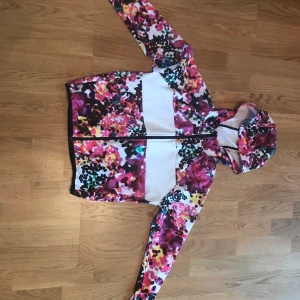 Adidas xs supersnygg tröja - Denna snygga tröja är i stl.xs och i mycket fint begagnat skick.