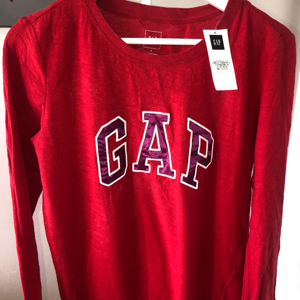 Äkta GAP tröja i fin röd färg, heelt ny och oanvänd med lapp kvar. Storlek S, nypris $50 gissar att de är ca500kr.. Tröjor & Koftor.