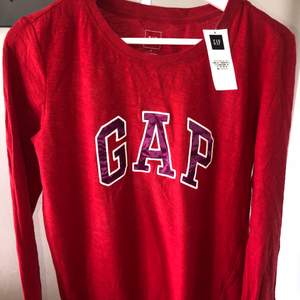 Äkta GAP tröja i fin röd färg, heelt ny och oanvänd med lapp kvar. Storlek S, nypris $50 gissar att de är ca500kr.