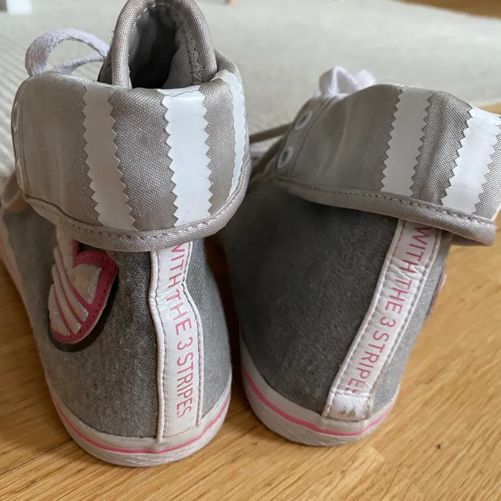 Coola och unika adidas skor i grått med rosa och vita detaljer! Väldigt bra skick ❤️. Skor.