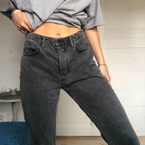  - Grå/svarta jeans med snygg detalj på båda sidor längst ner. Högmidjade och passar mig som är 1.77. Jag står för frakten!
