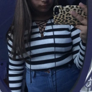 Randig tröja med snörning - Säljer denna tröjan med blå ränder och snörning, köptes i london för några år sen.  Inga fläckar. Passar XS-M.