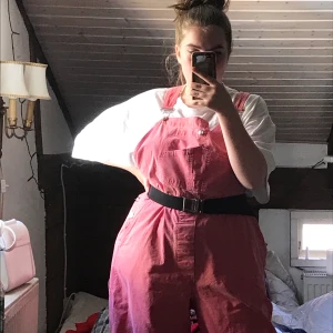 Dungarees - Rosa dungaree byxor. Mycket stora men funkar att bara dra ihop med ett bälte för en oversize look❤️ De har inga fläckar (bara skuggor på bild 3).         Frakt tillkommer på 63kr